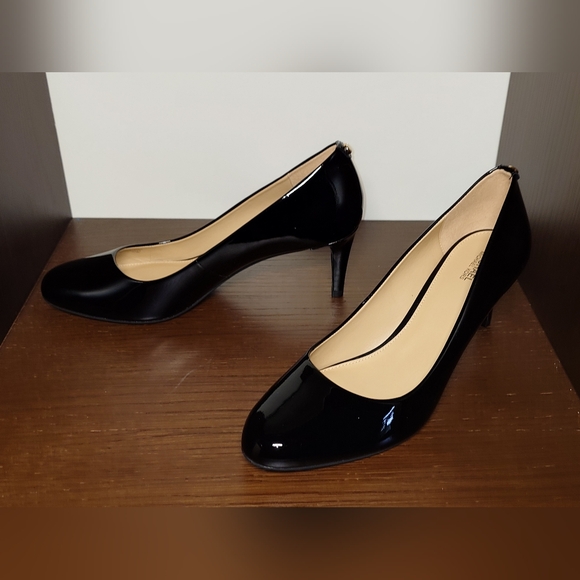 New black Michael Kors pumps - Picture 2 of 3